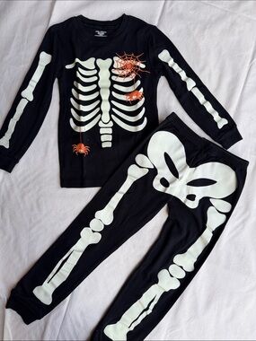 Glow-in-the dark skeleton Halloween set top and bottom